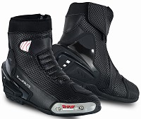 BOTAS DE MOTO DE CARRETERA ESTILO DEPORTIVO, DE CAÑA CORTA/MEDIA, ULTRAPERFORADAS, CON HOMOLOGACIÓN CE Y EPI